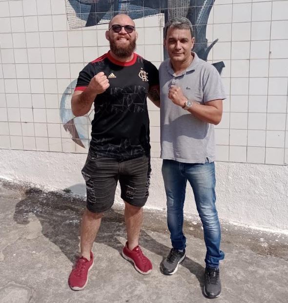 Lutador de MMA Márcio Pedra visita a Vila Olímpica de Belford Roxo